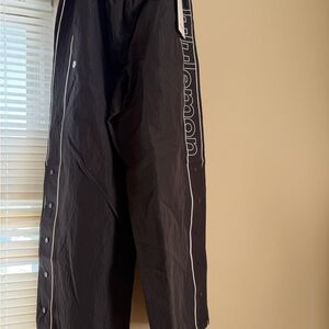 Lululemon Crinkle Nylon Mid-Rise Track Pant
Wordmark Size: M